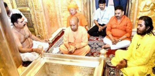 कार्यक्रम की तैयारियों का जायजा लेने पहुंचें सीएम योगी ने काशी विश्वनाथ मंदिर में किया दर्शन-पूजन काशी में योगी