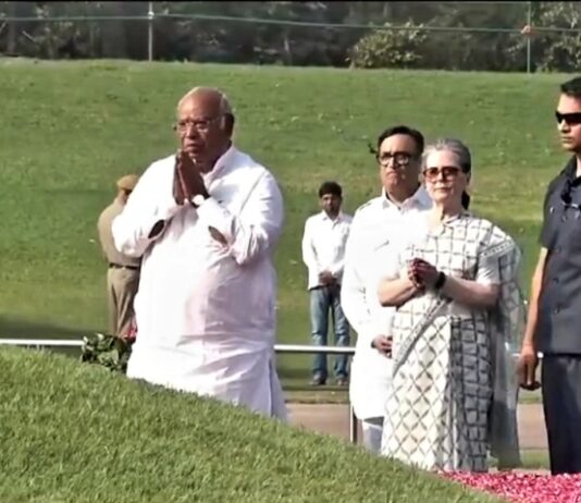 पुण्यतिथि पर जवाहरलाल नेहरू को सोनिया गांधी-खड़गे, राहुल व प्रियंका ने दी श्रद्धांजलि जवाहरलाल नेहरू की पुण्यतिथि