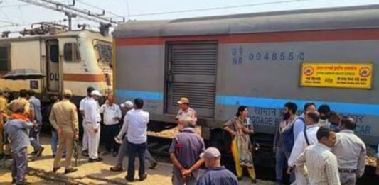 स्टेशन से रवाना होते ही पटरी से उतरा संपर्क क्रांति के इंजन का पहिया, यात्रियों में हड़कंप संपर्क क्रांति एक्सप्रेस