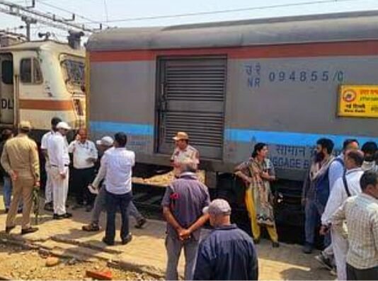स्टेशन से रवाना होते ही पटरी से उतरा संपर्क क्रांति के इंजन का पहिया, यात्रियों में हड़कंप संपर्क क्रांति एक्सप्रेस