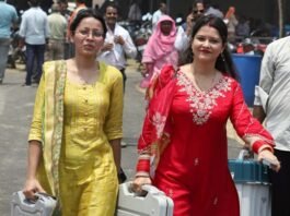 मतदान केंद्रों के लिए रवाना हुईं पोलिंग पार्टियां, डीएम लखनऊ ने की वोटिंग की अपील पोलिंग पार्टियां
