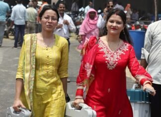मतदान केंद्रों के लिए रवाना हुईं पोलिंग पार्टियां, डीएम लखनऊ ने की वोटिंग की अपील पोलिंग पार्टियां