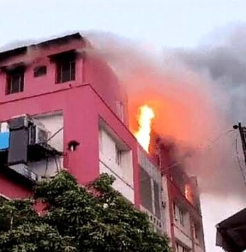 UP: आस्था अस्पताल में लगी भीषण आग, मरीजों में भगदड़ अस्पताल में लगी आग
