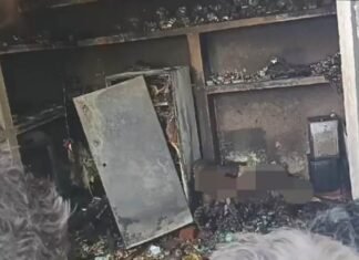 धमाके के साथ फ्रीज का कंप्रेशर फटने से दुकान में लगी आग में जिंदा जला दुकानदार, शव देख सहमें लोग फ्रीज का कंप्रेशर फटने