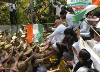 NEET का पेपर कैंसिल कराने व शिक्षा मंत्री के इस्तीफे की मांग को लेकर सड़क पर उतरी कांग्रेस कांग्रेस का प्रदर्शन