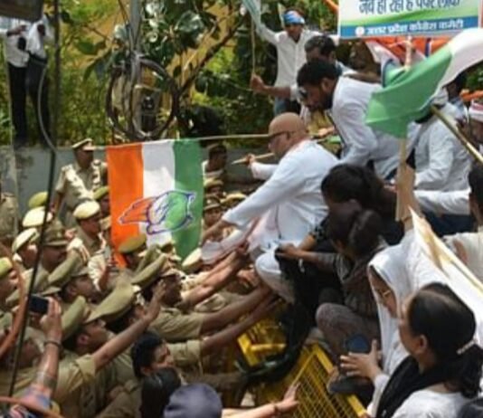 NEET का पेपर कैंसिल कराने व शिक्षा मंत्री के इस्तीफे की मांग को लेकर सड़क पर उतरी कांग्रेस कांग्रेस का प्रदर्शन