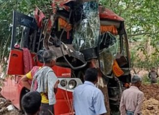 दुर्घटनाग्रस्‍त प्राइवेट बस