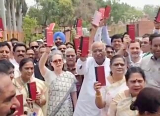 सत्र के पहले दिन संसद में INDIA गठबंधन का जोरदार प्रदर्शन, खड़गे ने कहा मोदी ने की संविधान तोड़ने की कोशिश विपक्ष के सांसद