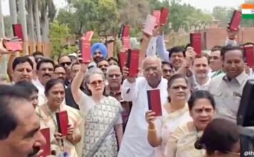 सत्र के पहले दिन संसद में INDIA गठबंधन का जोरदार प्रदर्शन, खड़गे ने कहा मोदी ने की संविधान तोड़ने की कोशिश विपक्ष के सांसद