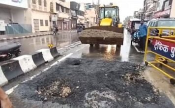 बारिश ने फिर खोली अयोध्या के विकास की पोल, रामपथ पर भरा पानी, सड़कें धंसी, मोहल्लों से लेकर सरकारी कार्यालय तक में जलभराव अयोध्या का रामपथ