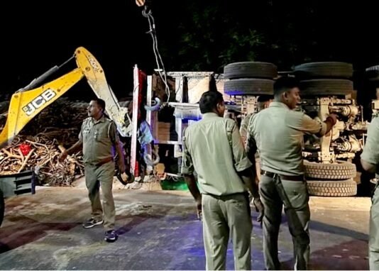 झोपड़ी पर पलटा बालू लदा ओवरलोडेड ट्रक, पति-पत्नी व बच्चों समेत घर के आठ सदस्यों की मौत, हरदोई में हुआ दर्दनाक हादसा ओवरलोडेड ट्रक पलटा