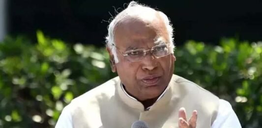 अभिभाषण पर बोले खड़गे, राष्ट्रपति से झूठ बुलवाकर जनादेश नकारने की कोशिश कर रहे मोदी जनादेश नकारने की कोशिश