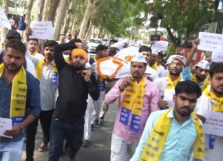 गोमतीनगर में प्रदर्शन कर AAP ने की NEET का पेपर फिर से कराने की मांग शिक्षा मंत्रालय की अर्थी
