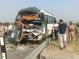 श्रद्धालुओं से भरी बस