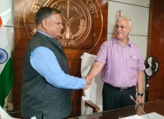इस बार नहीं मिला दुर्गा शंकर मिश्र को सेवा विस्तार, मनोज सिंह बने यूपी के मुख्य सचिव, संभाला पदभार मुख्य सचिव मनोज सिंह