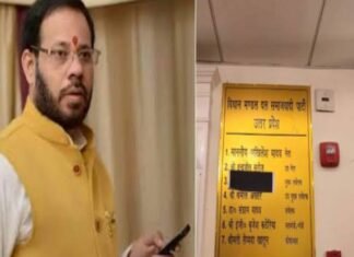विधानभवन में सपा के बागी विधायक मनोज पांडे के नाम पर चिपकाई गई काली पट्टी काली पट्टी