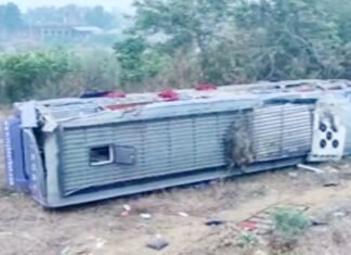लखनऊ-आगरा एक्सप्रेसवे से खाई में गिरी यात्रियों से भरी डबल डेकर बस, 42 घायल डबल डेकर बस
