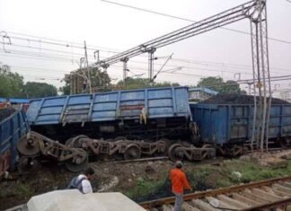 अब कोयले से भरी मालगाड़ी के चार डिब्बे पलटे मालगाड़ी