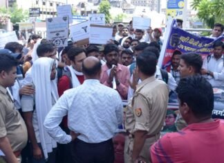 पुलिस भर्ती बोर्ड कार्यालय पर हेड ऑपरेटर अभ्यर्थियों का प्रदर्शन, जमकर की नारेबाजी यूपी पुलिस भर्ती बोर्ड