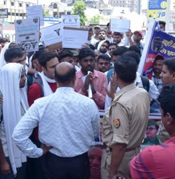 पुलिस भर्ती बोर्ड कार्यालय पर हेड ऑपरेटर अभ्यर्थियों का प्रदर्शन, जमकर की नारेबाजी यूपी पुलिस भर्ती बोर्ड