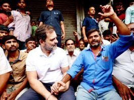 दिहाड़ी मजदूरों से मिले राहुल गांधी, साथ बैठकर जानी समस्याएं मजदूरों से मिले राहुल