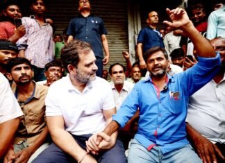 दिहाड़ी मजदूरों से मिले राहुल गांधी, साथ बैठकर जानी समस्याएं मजदूरों से मिले राहुल