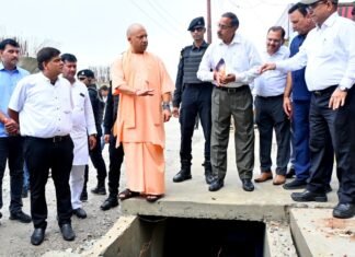 निर्माणाधीन फ्लाईओवर का जायजा लेने पहुंचे CM योगी ने दी अफसरों को चेतावनी निर्माण कार्य