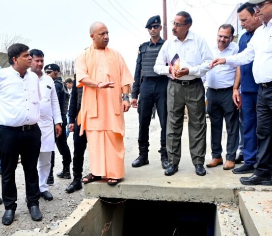 निर्माणाधीन फ्लाईओवर का जायजा लेने पहुंचे CM योगी ने दी अफसरों को चेतावनी निर्माण कार्य