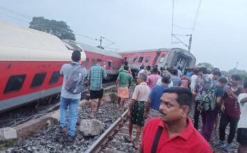 देश में रेल हादसों का दौर जारी, हावड़ा-मुंबई मेल दुर्घटनाग्रस्त होने से दो यात्रियों की दर्दनाक मौत, दर्जनों घायल, खिलौनों की तरह बिखरी बोगियां हावड़ा-मुंबई मेल दुर्घटनाग्रस्त