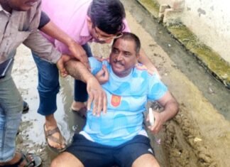 कीचड़ में लेटकर नाराजगी