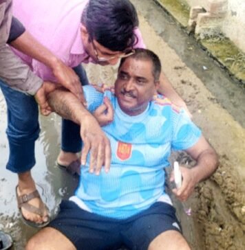 कीचड़ में लेटकर नाराजगी