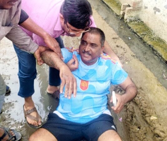 कीचड़ में लेटकर नाराजगी