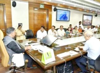 डिजिटल अटेंडेंस व्यवस्था दो माह के लिए स्थगित, शिक्षकों के विरोध के बीच योगी सरकार ने बदला फैसला डिजिटल अटेंडेंस