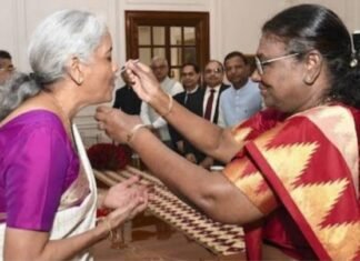 दही चीनी खिलातीं राष्‍ट्रपति