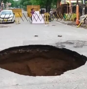 फिर धंसी सड़क