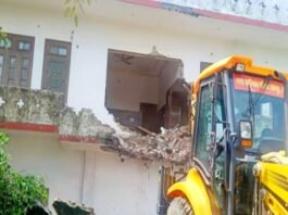 अब आजम खान के रिजॉर्ट पर चली JCB आजम खान के रिजॉर्ट
