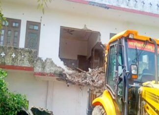 अब आजम खान के रिजॉर्ट पर चली JCB आजम खान के रिजॉर्ट