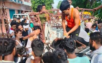 UP: स्कूली बच्चों से भरी बेकाबू पिकअप खड़ी ट्रक में घुसी, छात्र की मौत, 15 घायल, तीन की हालत गंभीर पिकअप की टक्कर