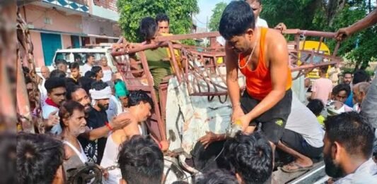 UP: स्कूली बच्चों से भरी बेकाबू पिकअप खड़ी ट्रक में घुसी, छात्र की मौत, 15 घायल, तीन की हालत गंभीर पिकअप की टक्कर