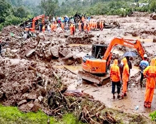 केरल में भीषण बारिश के बीच लैंडस्लाईड, 63 की मौत, मलबे में फंसे सौ से ज्यादा लोग केरल में लैंडस्लाईड