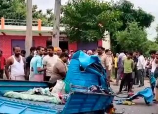 मालवाहक ऑटो बस टक्कर