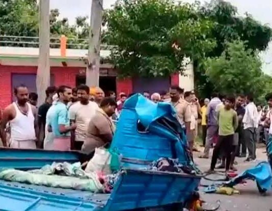 मालवाहक ऑटो बस टक्कर