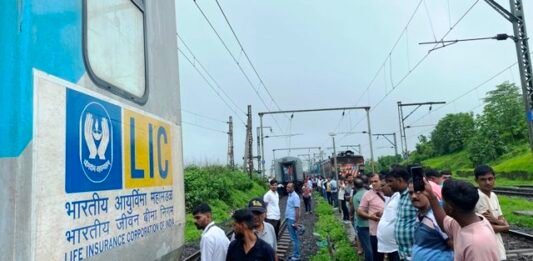 अब दो हिस्सों में बंटी पंचवटी एक्सप्रेस, इंजन के साथ चली गई एक बोगी, यात्रियों में मचा हड़कंप पंचवटी एक्सप्रेस