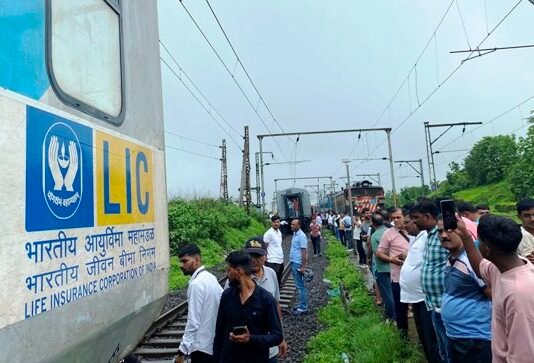 अब दो हिस्सों में बंटी पंचवटी एक्सप्रेस, इंजन के साथ चली गई एक बोगी, यात्रियों में मचा हड़कंप पंचवटी एक्सप्रेस