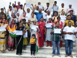 लखनऊ में अपने बच्चों के साथ प्रदर्शन कर शिक्षामित्रों ने सरकार से पूछा, दस हजार में कैसे होगा परिवार का गुजारा शिक्षामित्रों का प्रदर्शन