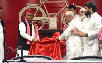 ‘संविधान मान स्तम्भ’ स्थापित कर बोले अखिलेश, दलित-पिछड़ों को आरक्षण न देना पड़े इसलिए नौकरी नहीं दे रही भाजपा सरकार संविधान मान स्तम्भ