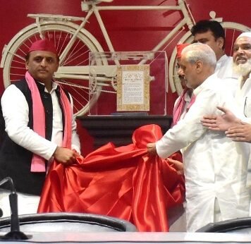 ‘संविधान मान स्तम्भ’ स्थापित कर बोले अखिलेश, दलित-पिछड़ों को आरक्षण न देना पड़े इसलिए नौकरी नहीं दे रही भाजपा सरकार संविधान मान स्तम्भ