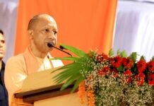 मंच से बोले सीएम योगी, “बटेंगे तो कटेंगे, एक रहेंगे तो सुरक्षित रहेंगे’ बांग्लादेश में देख रहे हो न क्या हो रहा” बटेंगे तो कटेंगे