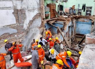 विश्‍वनाथ मंदिर में मकान गिरा