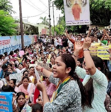 69000 शिक्षक भर्ती के आरक्षित-अनारिक्षत वर्ग के अभ्यर्थियों ने किया प्रदर्शन, रखी ये मांगें 69000 शिक्षक भर्ती